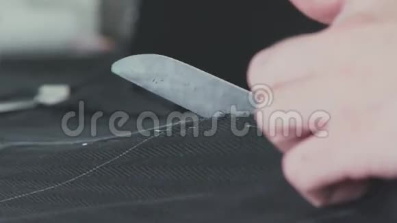 女裁缝的设备缝纫工具裁剪布料视频的预览图