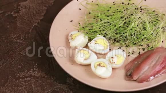 盘子里的韭菜芽鹌鹑蛋和凤尾鱼不寻常的沙拉视频的预览图
