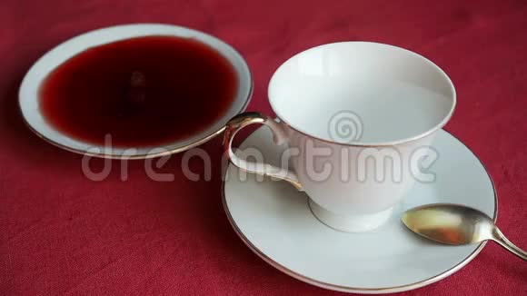 红茶倒在瓷杯里视频的预览图