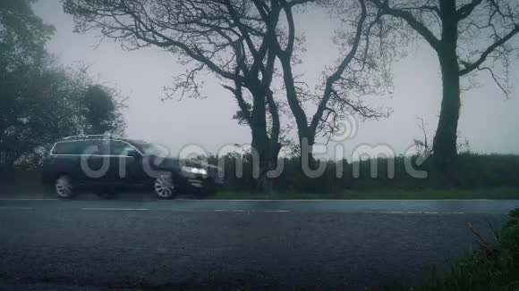 在雾和雨中的乡村道路上视频的预览图