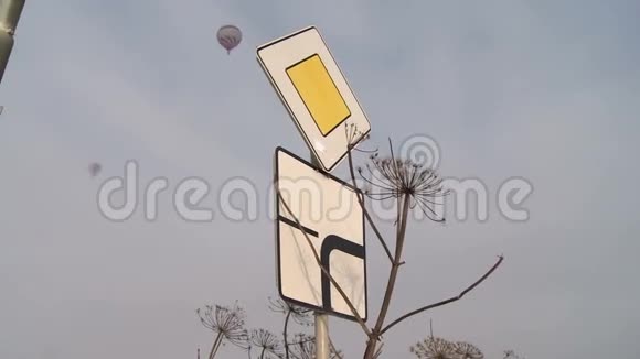 热气球飞过交通标志视频的预览图