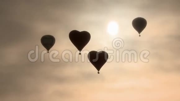 四个热气球在黎明的阴霾中飞翔视频的预览图