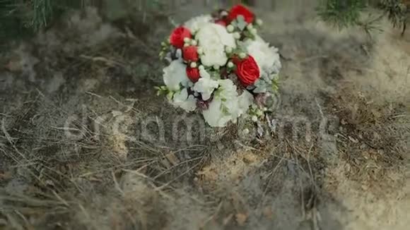 婚礼花束鲜花新娘早上森林里的气味视频的预览图