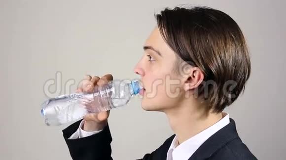 年轻人打开瓶子喝水视频的预览图