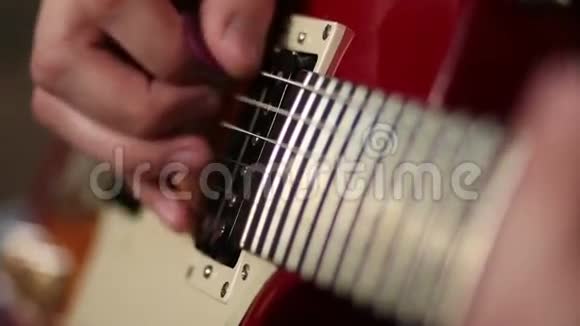 弹电吉他的人手视频的预览图