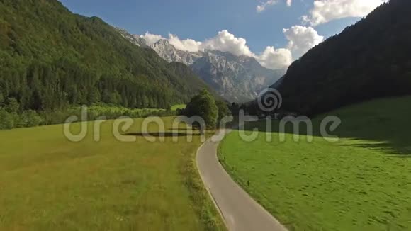 空中斯洛文尼亚杰泽斯科美丽的山路景观视频的预览图