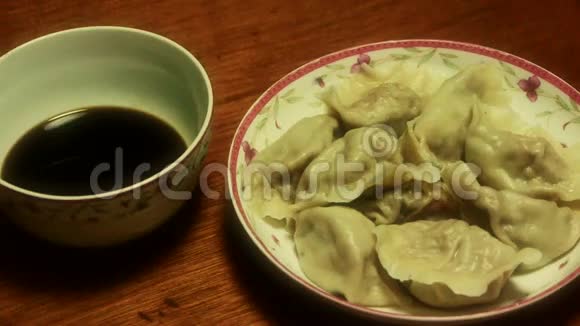 用筷子吃饺子传统中国新年美味佳肴视频的预览图