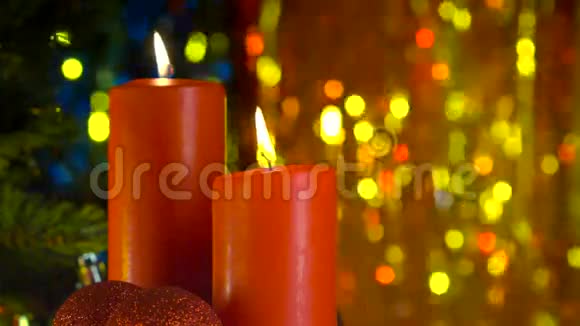 点燃红色蜡烛的圣诞场景视频的预览图