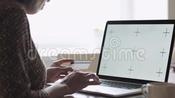 作物女性坐在桌面上工作视频的预览图