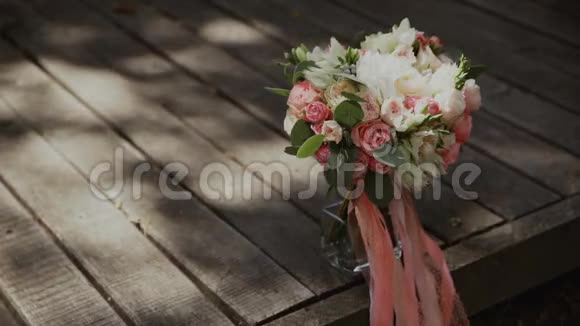 婚礼花束鲜花新娘早上木地板上的气味视频的预览图
