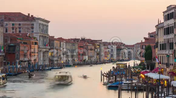 日落灯里奥托桥大运河交通4k时间流逝威尼斯意大利视频的预览图