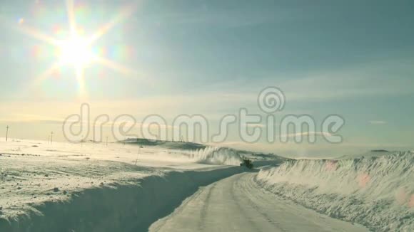 机器清扫道路上的积雪除雪设备视频的预览图