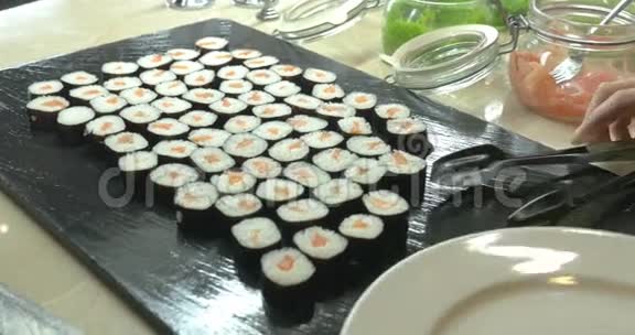 日式餐厅餐盘上的寿司卷视频的预览图