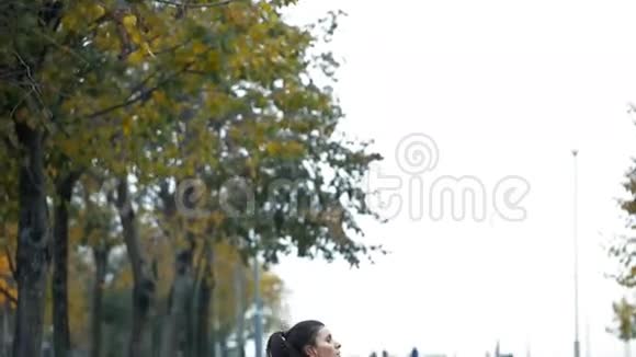穿运动服装的女人的肖像在秋季公园户外做健身俯卧撑锻炼视频的预览图