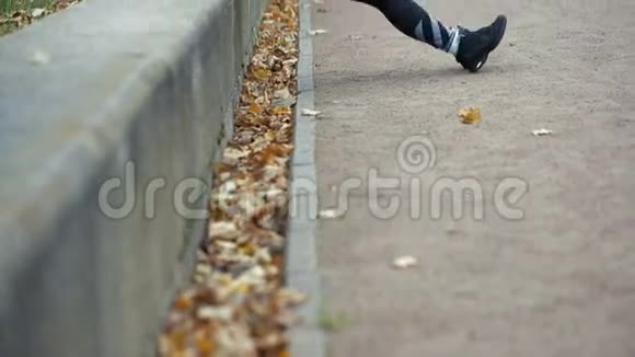 穿运动服装的女人的肖像在秋季公园户外做健身俯卧撑锻炼视频的预览图