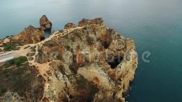 葡萄牙庞特皮达德附近的海崖视频的预览图