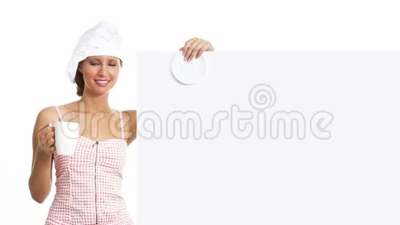 带杯子的女厨师表示白色广告牌咖啡茶巧克力营销理念视频的预览图