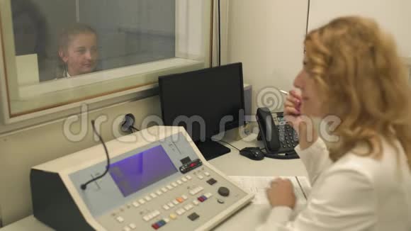 医生用设备检查听力视频的预览图