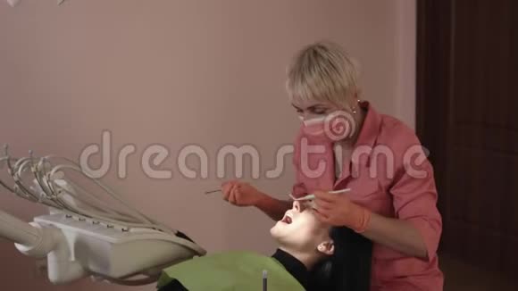 牙医检查和治疗牙齿视频的预览图