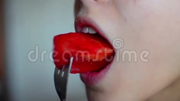 靠近一个女孩吃番茄的嘴视频的预览图