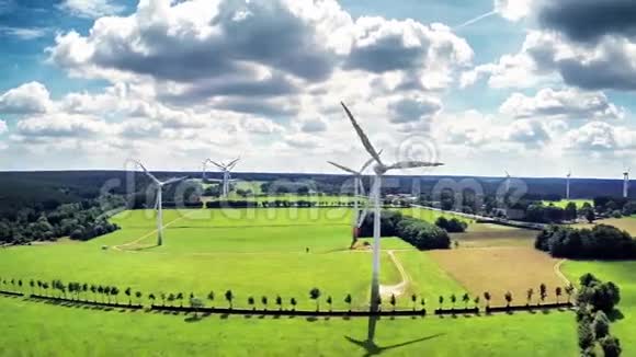 用风力涡轮机俯瞰夏季乡村视频的预览图