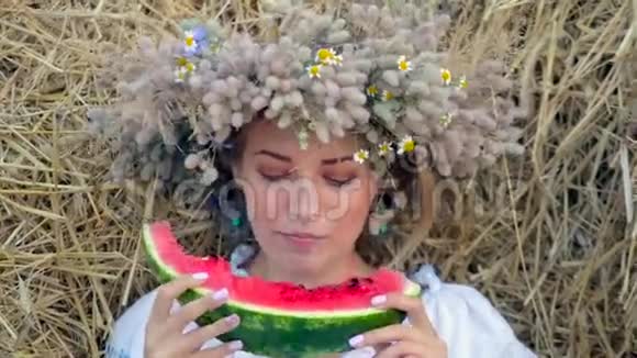 花圈里的小女孩在稻草堆旁吃熟西瓜视频的预览图