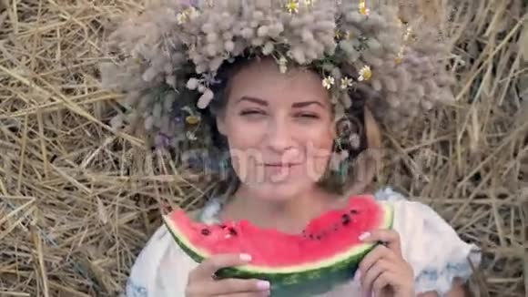 花圈里的小女孩在稻草堆旁吃熟西瓜视频的预览图