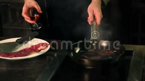厨师制作牛排的特写镜头视频的预览图