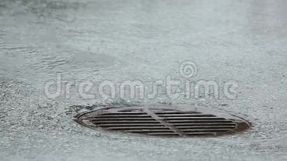 暴雨排水孔大雨视频的预览图