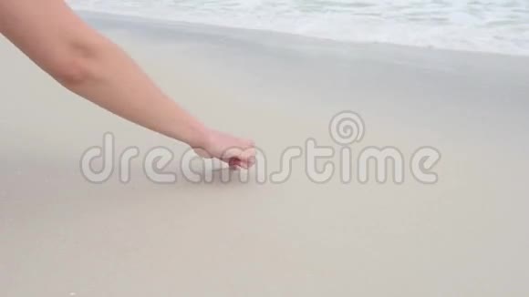 女人手在沙滩上画心符号佛罗里达彭萨科拉海滩视频的预览图