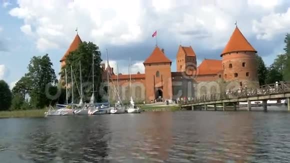 连接GH44KUHD河城堡的长桥视频的预览图