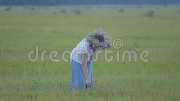 戴着花环的少女独自站在空旷的田野里视频的预览图