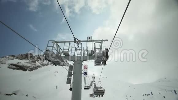 雪山滑雪升降机建设景观滑雪胜地滑雪板开敞舱蓝天视频的预览图