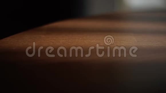 金环躺在木桌上视频的预览图