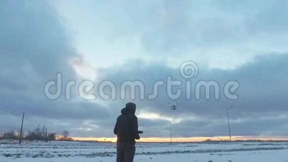 在寒冷的冬天人在户外飞行视频的预览图