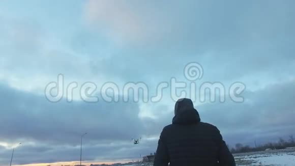 在寒冷的冬天人在户外飞行视频的预览图