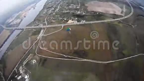 天空中有五颜六色的降落伞平衡着跳伞者极限运动平衡视频的预览图