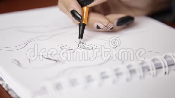女人用铅笔在笔记本上画脸视频的预览图