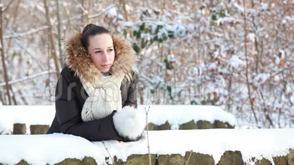 白雪皑皑的冬天公园里的女人视频的预览图