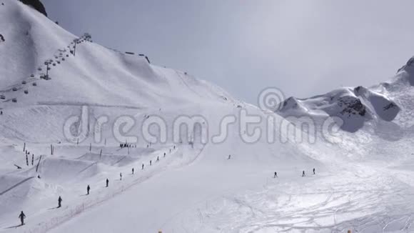 滑雪胜地滑雪者骑在斜坡上滑雪者人们在斜坡上抬起山脉视频的预览图