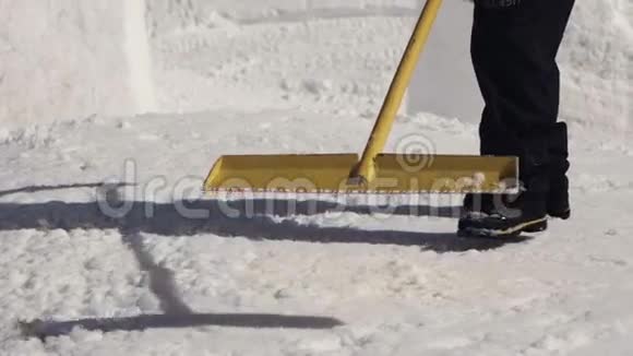 人们在滑雪场用铲子清除斜坡上的积雪晴天喷药雪堆视频的预览图