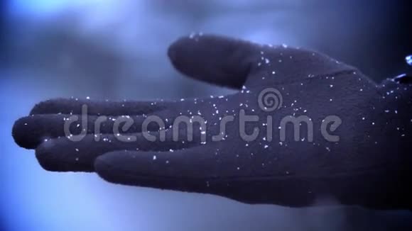 雪落在男人戴手套的手上视频的预览图