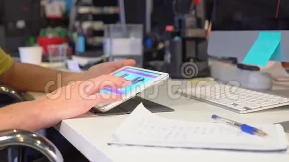 一位年轻女子用平板电脑和信用卡在网上购物视频的预览图