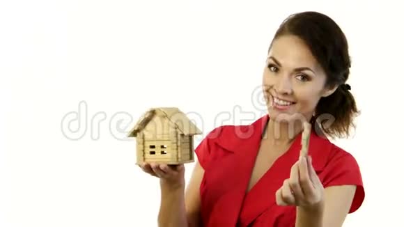 幸福的女人手里拿着小房子视频的预览图