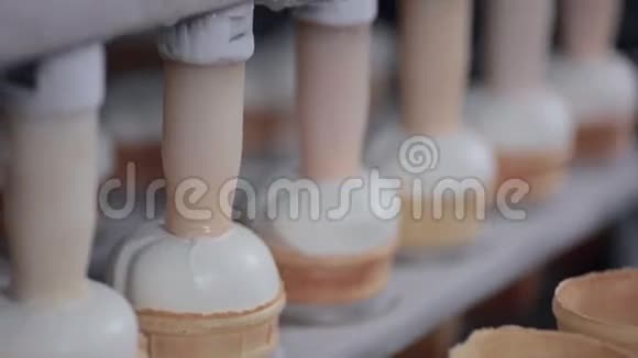 冰淇淋生产线冰淇淋灌装杯锥快关门视频的预览图