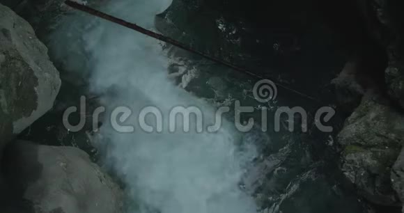 溪瀑布意大利阿尔卑斯山视频的预览图