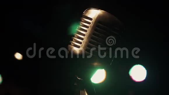 音乐会老式闪光麦克风站在舞台上的复古俱乐部绿色聚光灯视频的预览图