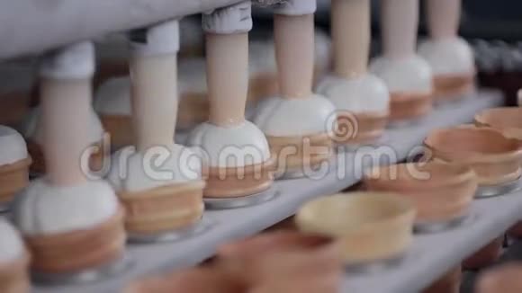 冰淇淋生产线冰淇淋灌装杯锥快关门视频的预览图