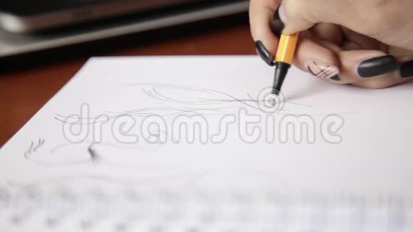 女人用铅笔在笔记本上画脸视频的预览图
