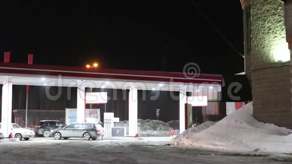 汽车在冬天的晚上来加油站加油视频的预览图